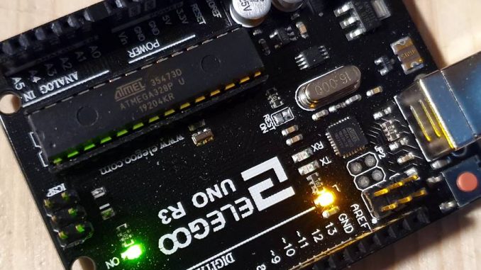 Orangene LED am Arduino Uno blinkt